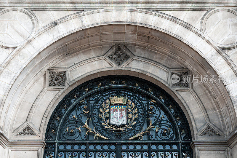 巴黎市徽，在市政厅正面-“波动的nec mergitur”。